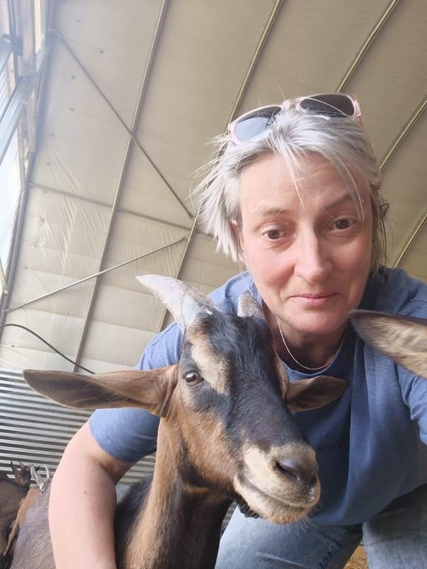 Une image contenant personne, Visage humain, chèvre, habits

Le contenu généré par l’IA peut être incorrect.